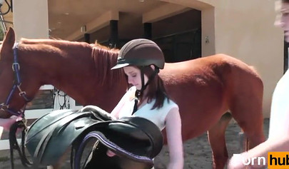 Amateur girls kissing and playing with each other's clit