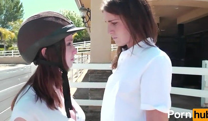 Amateur girls kissing and playing with each other's clit