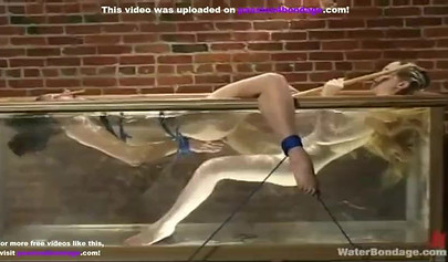 Naked girls pratice underwater bondage with each other