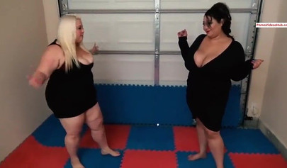 BBW catfight on the floor will drive you crazy!