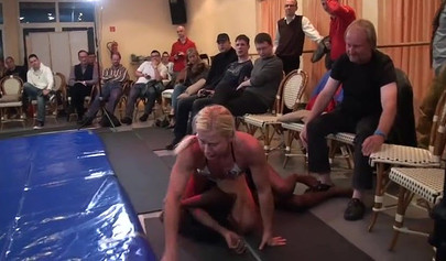 Black vs White - horny girls take part in a catfight