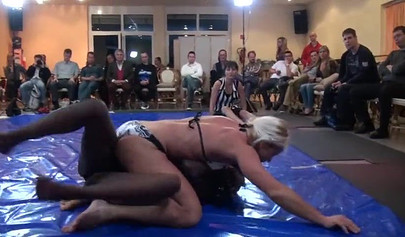 Black vs White - horny girls take part in a catfight