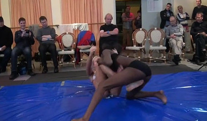 Black vs White - horny girls take part in a catfight