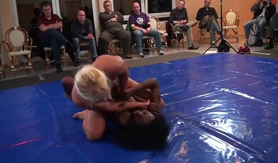 Black vs White - horny girls take part in a catfight