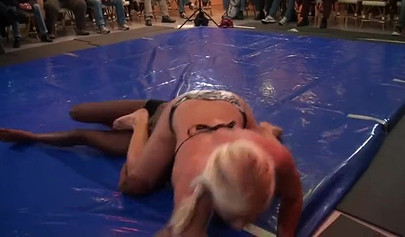 Black vs White - horny girls take part in a catfight