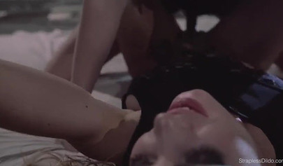 Glamorous girls using a feeldoe strapless strap-on
