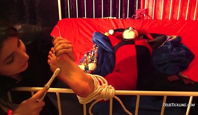 Lesbianas pervertidas adoran las cosquillas - recopilación