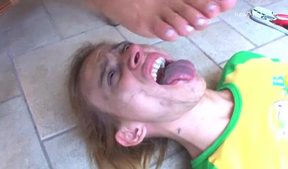Leccate di piedi sporchi brasiliane con una bionda e una bruna