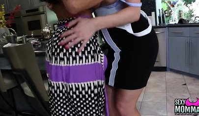 Sweet MILFs serving each other during a hot threesome