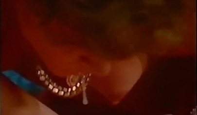 Duas strippers lésbicas veteranas se divertem muito em um ménage à quatre no sofá.