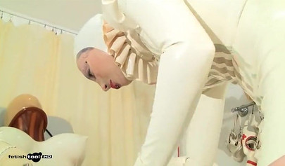 Девушки в белых латексных костюмах принимают участие в фетиш-видео.