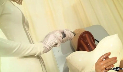 Девушки в белых латексных костюмах принимают участие в фетиш-видео.