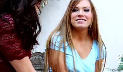 Die kurvigen Teenagerinnen Tiff Bannister und Alana Cruise lieben sich im Garten