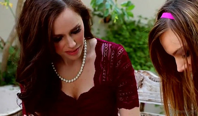 Die kurvigen Teenagerinnen Tiff Bannister und Alana Cruise lieben sich im Garten