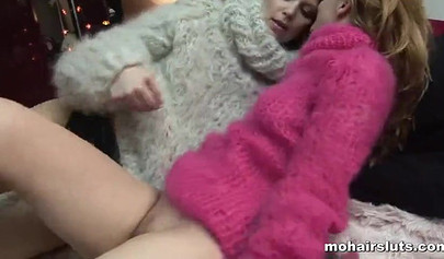 Belle lesbiche sexy in morbidi maglioni si divertono con il sesso strap-on