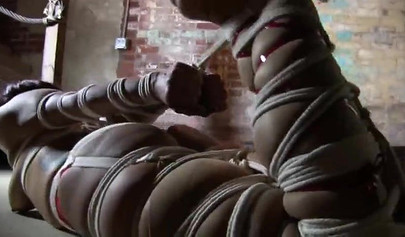 Vídeo de bondage BDSM con una morena con los ojos vendados, amordazada y atada.