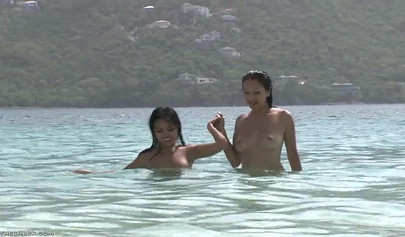 Die luxuriösen Schönheiten Cindy Starfall und Vicki Chase genießen Oralsex am Strand