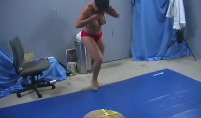 Девушки азиатской внешности дерутся, используя фаллоимитатор во время женской драки.