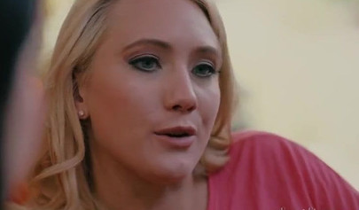 Due ragazze affascinanti soddisfano un uomo attraente in un video BDSM