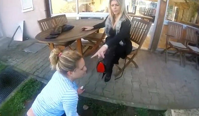 Eine herrschsüchtige Blondine tritt ihren Sklaven auf dem Parkplatz und im Hof.