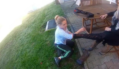 Eine herrschsüchtige Blondine tritt ihren Sklaven auf dem Parkplatz und im Hof.