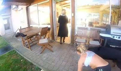 Eine herrschsüchtige Blondine tritt ihren Sklaven auf dem Parkplatz und im Hof.