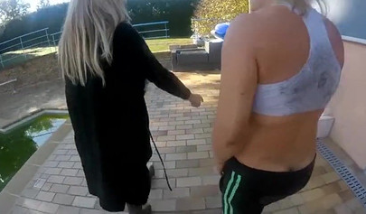 Eine herrschsüchtige Blondine tritt ihren Sklaven auf dem Parkplatz und im Hof.