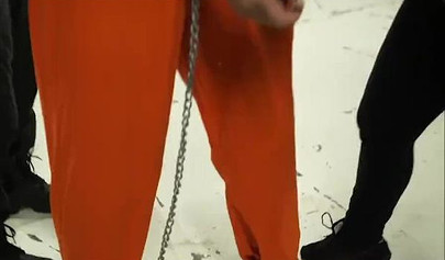 Policiais lésbicas prendem uma loira voluptuosa e a dominam na cadeia.