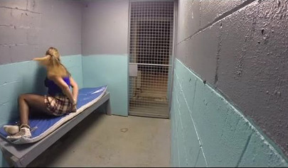 Policiais lésbicas prendem uma loira voluptuosa e a dominam na cadeia.