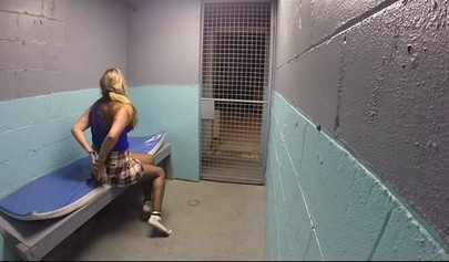 Policiais lésbicas prendem uma loira voluptuosa e a dominam na cadeia.