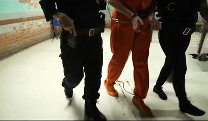 Policiais lésbicas prendem uma loira voluptuosa e a dominam na cadeia.