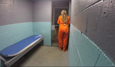 Policiais lésbicas prendem uma loira voluptuosa e a dominam na cadeia.