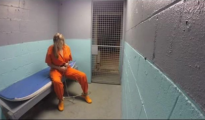 Policiais lésbicas prendem uma loira voluptuosa e a dominam na cadeia.