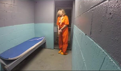 Policiais lésbicas prendem uma loira voluptuosa e a dominam na cadeia.