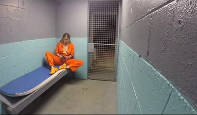 Policiais lésbicas prendem uma loira voluptuosa e a dominam na cadeia.