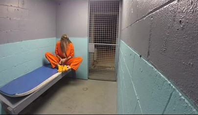 Policiais lésbicas prendem uma loira voluptuosa e a dominam na cadeia.