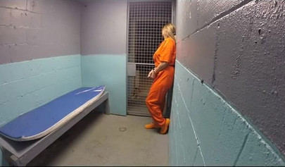 Policiais lésbicas prendem uma loira voluptuosa e a dominam na cadeia.