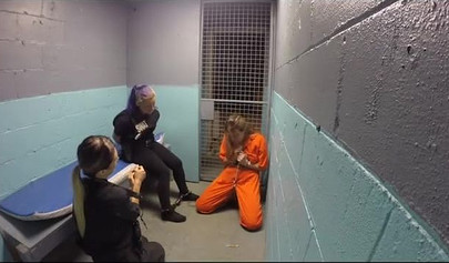 Policiais lésbicas prendem uma loira voluptuosa e a dominam na cadeia.