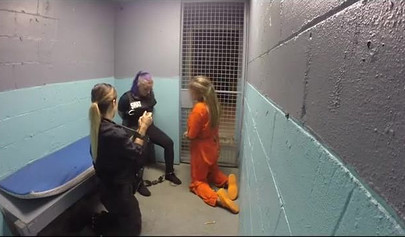 Policiais lésbicas prendem uma loira voluptuosa e a dominam na cadeia.