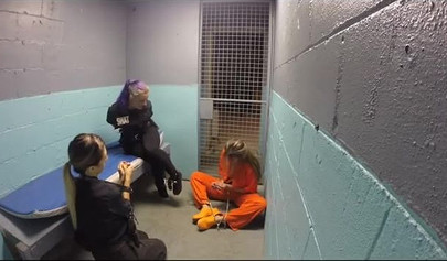 Policiais lésbicas prendem uma loira voluptuosa e a dominam na cadeia.