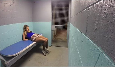 Policiais lésbicas prendem uma loira voluptuosa e a dominam na cadeia.