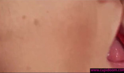 Tori Black und ihre süße Freundin haben Spaß daran, Ärsche zu bohren.