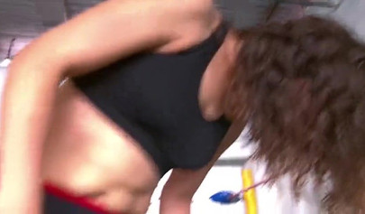 Zwei Wrestler trampeln ihren unterwürfigen Rivalen im Ring nieder.