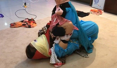Bondage con pañuelos asiáticos con chicas en ropa auténtica