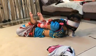 Bondage con pañuelos asiáticos con chicas en ropa auténtica