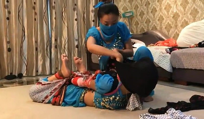Bondage con pañuelos asiáticos con chicas en ropa auténtica