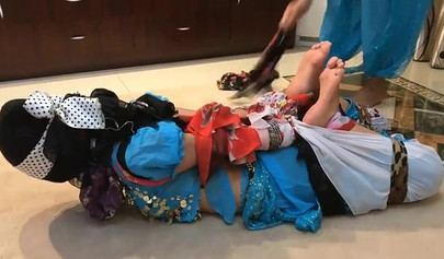 Bondage con pañuelos asiáticos con chicas en ropa auténtica