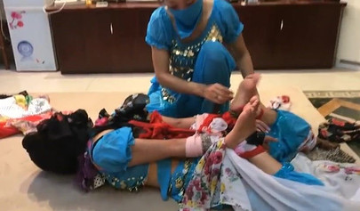Bondage con pañuelos asiáticos con chicas en ropa auténtica