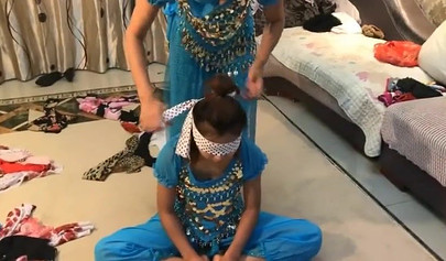 Bondage con pañuelos asiáticos con chicas en ropa auténtica