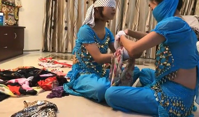 Bondage con pañuelos asiáticos con chicas en ropa auténtica
